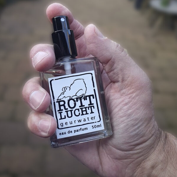 mannen parfum in de hand